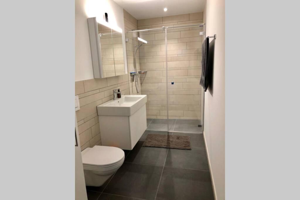 Beautiful Sunny New 1 Bed Apt フリムス エクステリア 写真
