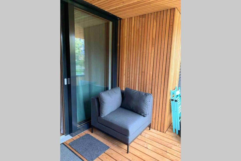 Beautiful Sunny New 1 Bed Apt フリムス エクステリア 写真
